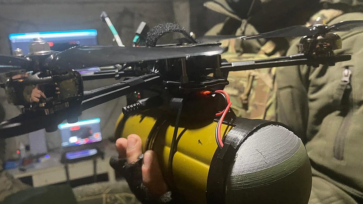 Український військовий з дроном-бомбером